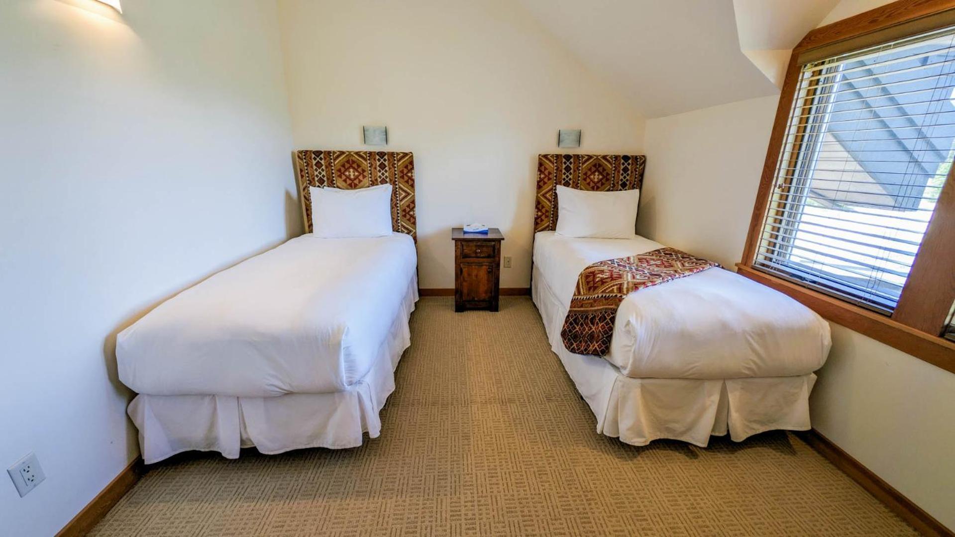 Lush Mountain Accommodations Golden Bilik gambar