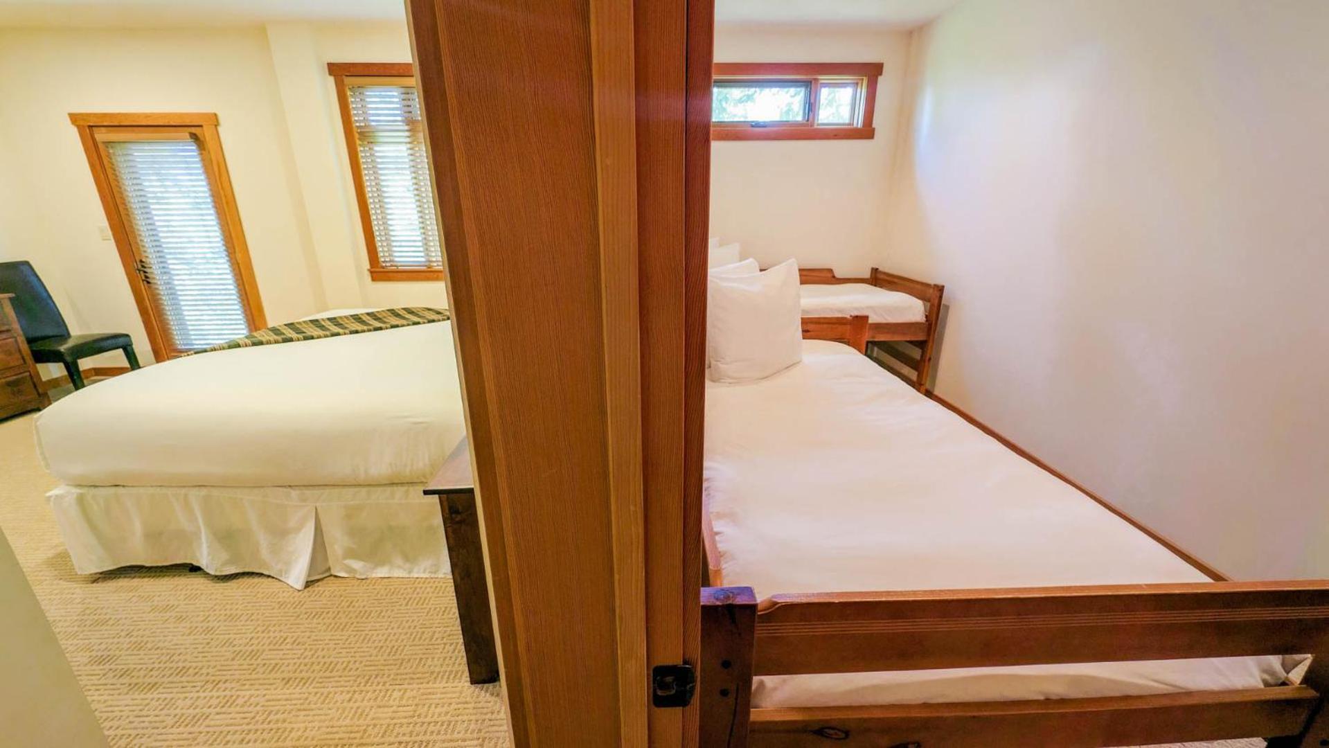 Lush Mountain Accommodations Golden Bilik gambar
