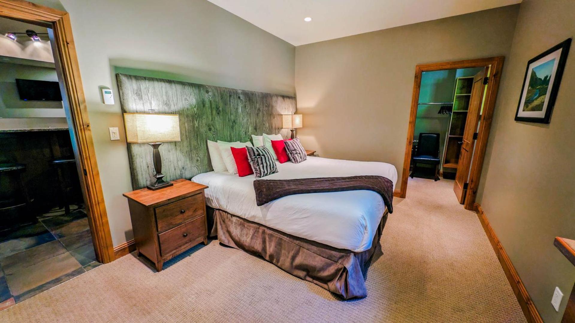 Lush Mountain Accommodations Golden Bilik gambar