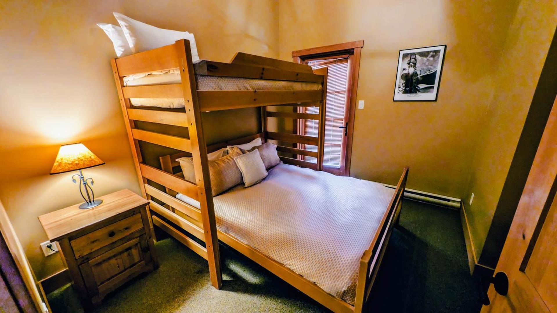 Lush Mountain Accommodations Golden Bilik gambar