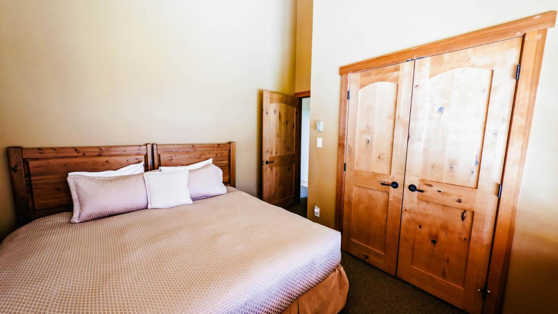 Lush Mountain Accommodations Golden Bilik gambar