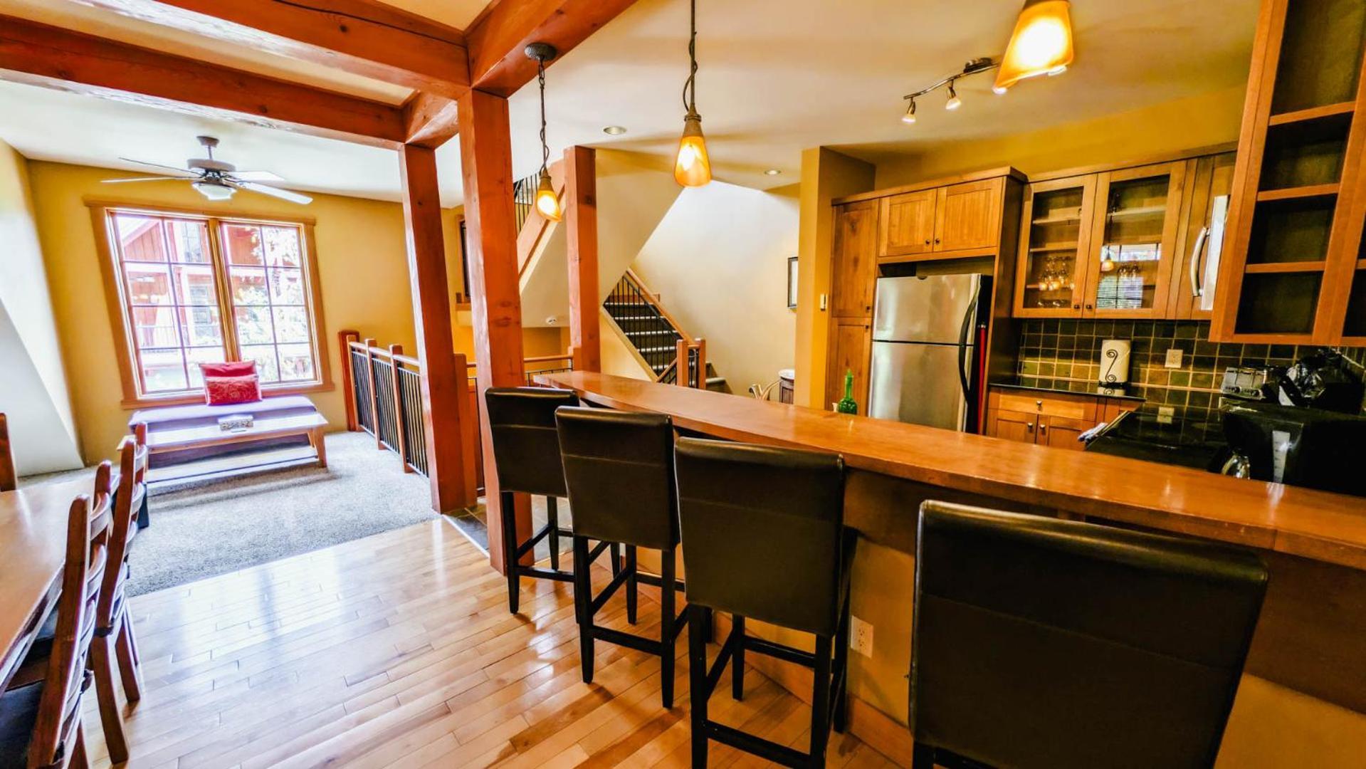 Lush Mountain Accommodations Golden Bilik gambar
